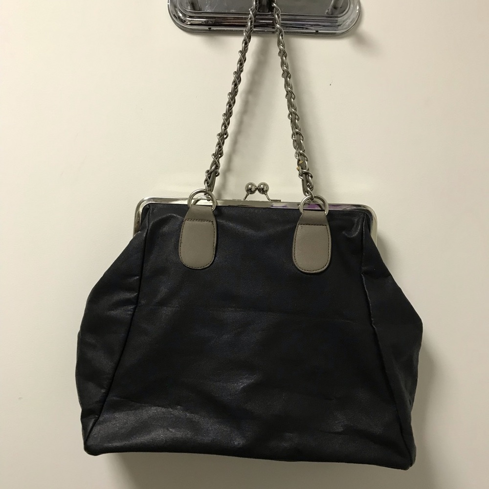 Nice & Stylish Roomy Silver Chain Leaf Accented Bag! - Picture 6 of 14